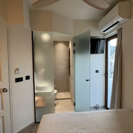 Yria Hotel 2*